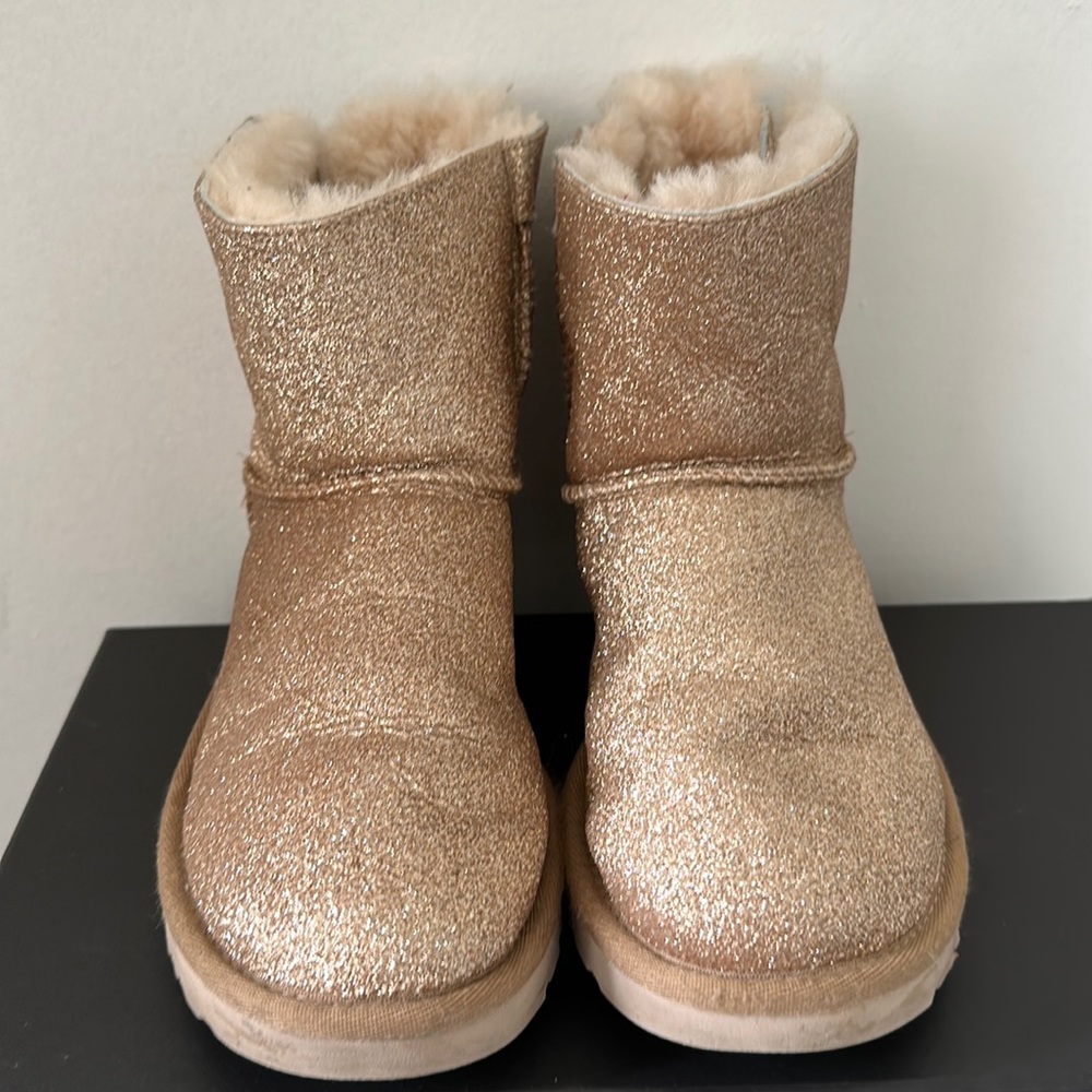 Gold Glitter Bow Uggs-sz 6
